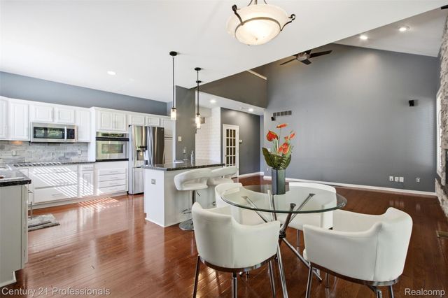 27568 Rainbow Circle, Lathrup Village, MI 48076