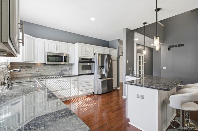 27568 Rainbow Circle, Lathrup Village, MI 48076