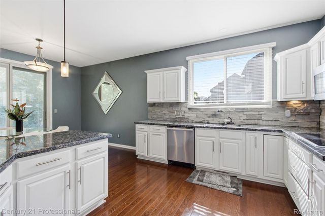 27568 Rainbow Circle, Lathrup Village, MI 48076