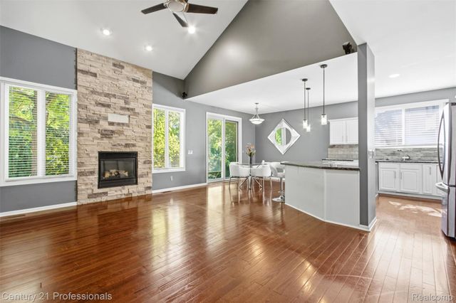 27568 Rainbow Circle, Lathrup Village, MI 48076