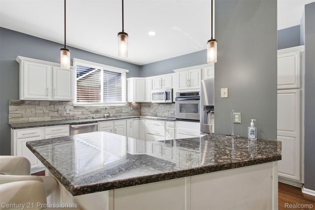 27568 Rainbow Circle, Lathrup Village, MI 48076