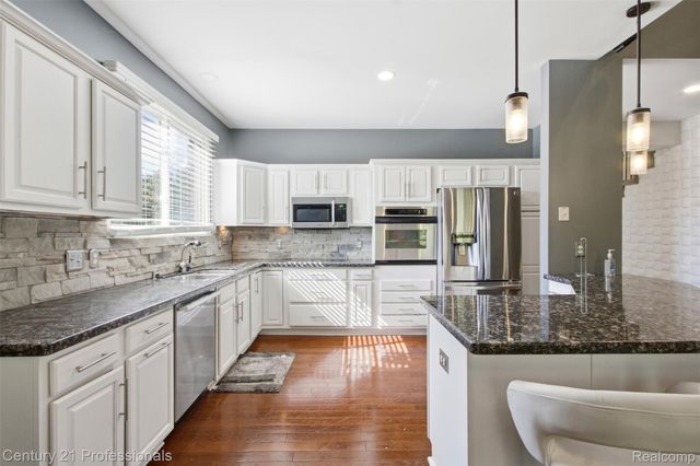 27568 Rainbow Circle, Lathrup Village, MI 48076