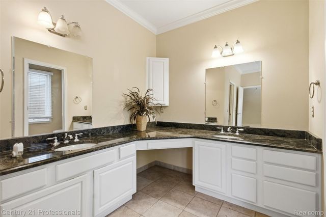 27568 Rainbow Circle, Lathrup Village, MI 48076