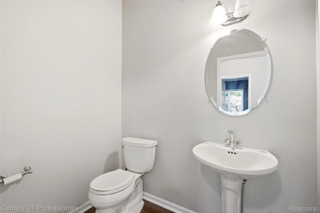 27568 Rainbow Circle, Lathrup Village, MI 48076