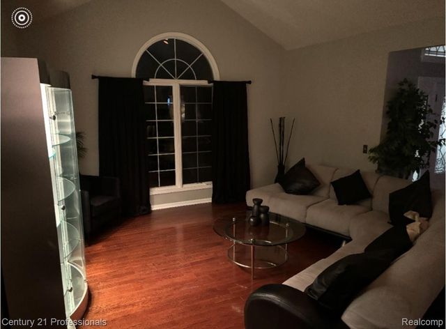27568 Rainbow Circle, Lathrup Village, MI 48076