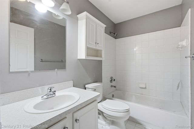 27568 Rainbow Circle, Lathrup Village, MI 48076