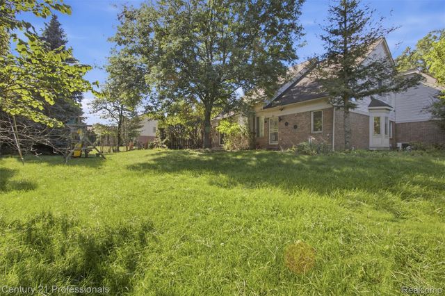 27568 Rainbow Circle, Lathrup Village, MI 48076