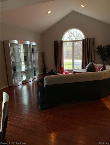 27568 Rainbow Circle, Lathrup Village, MI 48076