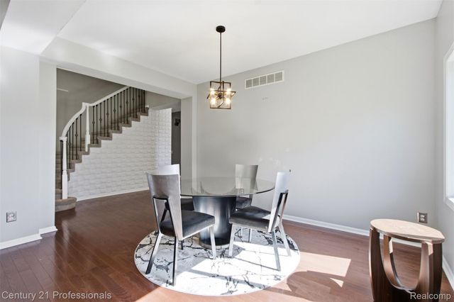 27568 Rainbow Circle, Lathrup Village, MI 48076