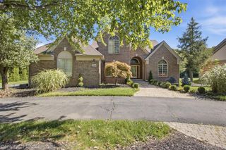27568 Rainbow Circle, Lathrup Village, MI 48076