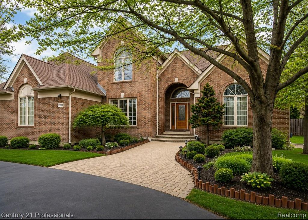 27568 Rainbow Circle, Lathrup Village, MI 48076