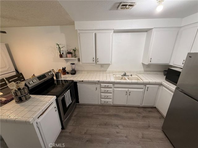 521 S Lyon 85, Santa Ana, CA 92701