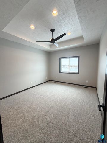 5221 E 67th St Street, Sioux Falls, SD 57108