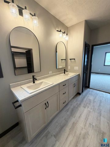 5221 E 67th St Street, Sioux Falls, SD 57108