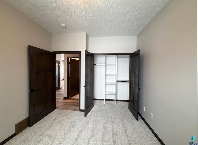 5221 E 67th St Street, Sioux Falls, SD 57108