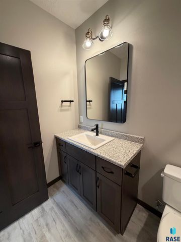 5221 E 67th St Street, Sioux Falls, SD 57108