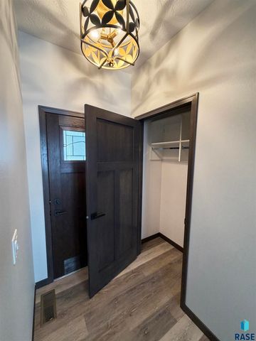 5221 E 67th St Street, Sioux Falls, SD 57108