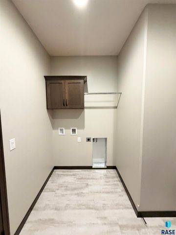 5221 E 67th St Street, Sioux Falls, SD 57108