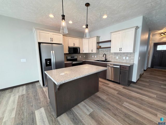 5221 E 67th St Street, Sioux Falls, SD 57108