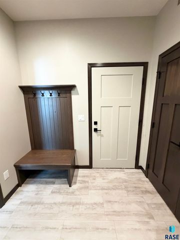 5221 E 67th St Street, Sioux Falls, SD 57108