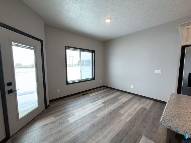 5221 E 67th St Street, Sioux Falls, SD 57108