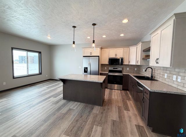 5221 E 67th St Street, Sioux Falls, SD 57108