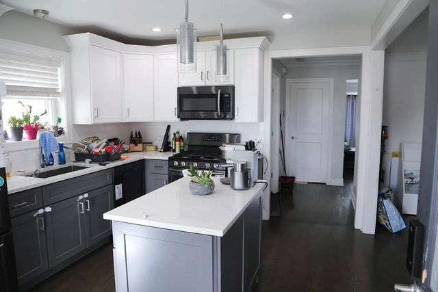 5209 S Moody Avenue, Chicago, IL 60638