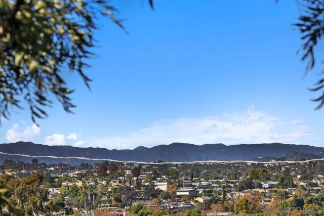 601 Corona Ct, Vista, CA 92081