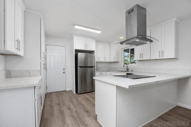 601 Corona Ct, Vista, CA 92081