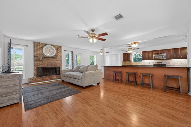 8498 Pine Shadows, Cleveland, TX 77328