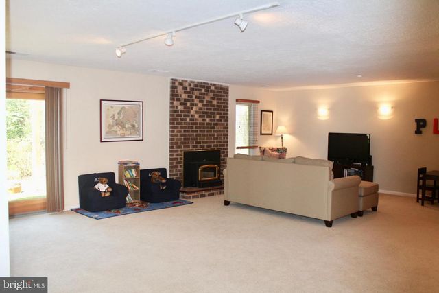 1118 CHALLEDON RD, Great Falls, VA 22066