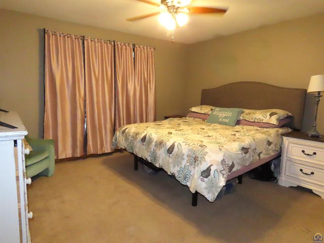 3909 NW Fielding TER, Topeka, KS 66618