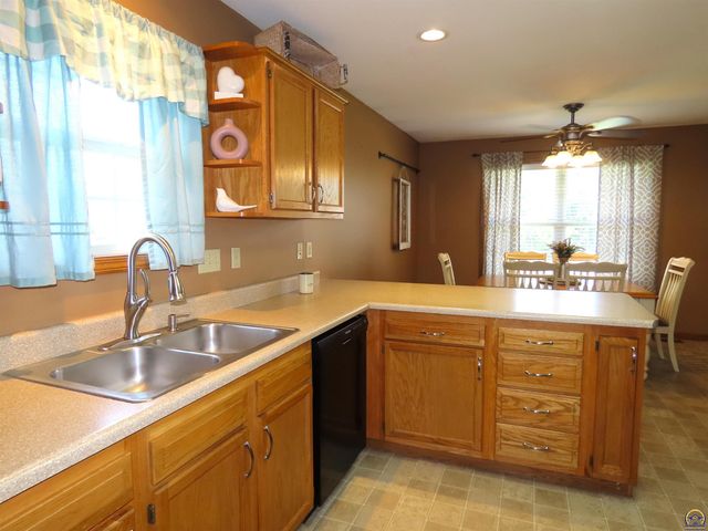 3909 NW Fielding TER, Topeka, KS 66618