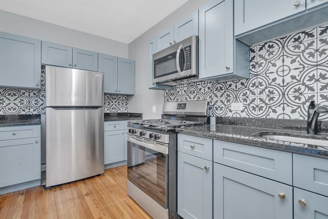 321 W Calendar Avenue 1E, La Grange, IL 60525