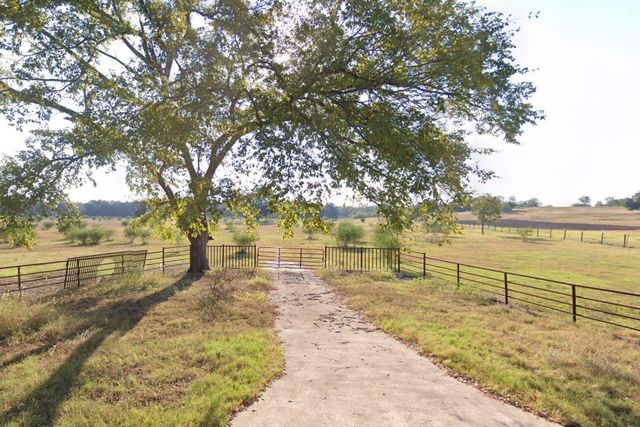 465 Oak Grove RD, Luling, TX 78648