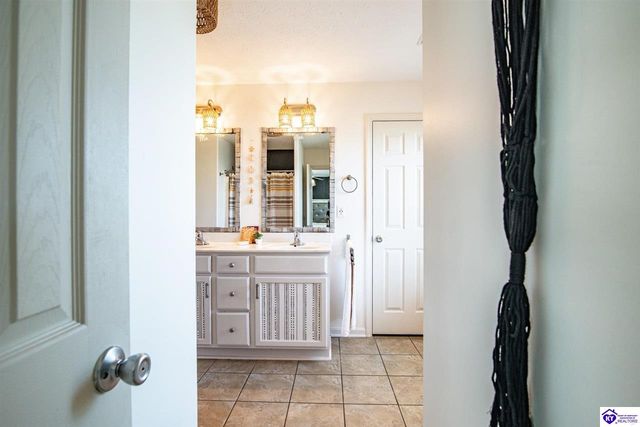 5013 S Woodland Drive, Radcliff, KY 40160