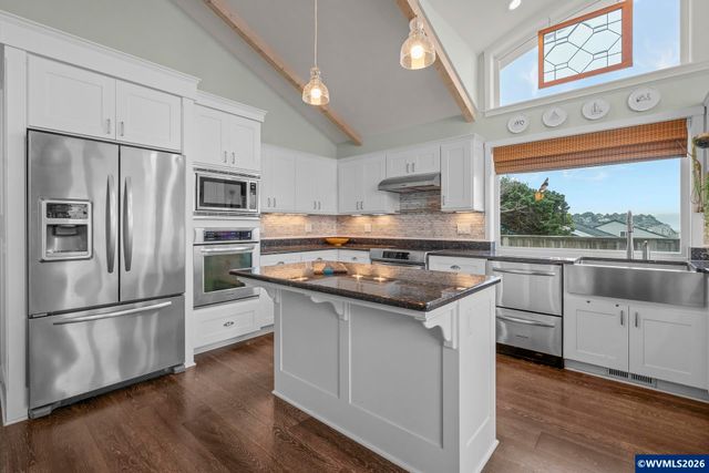 1068 NW 6th Ct, Lincoln City, OR 97367