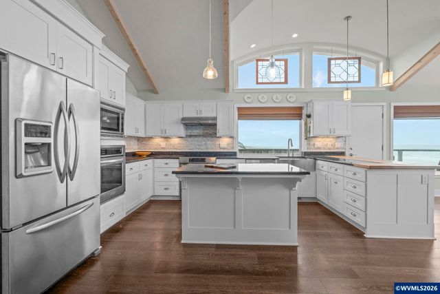1068 NW 6th Ct, Lincoln City, OR 97367