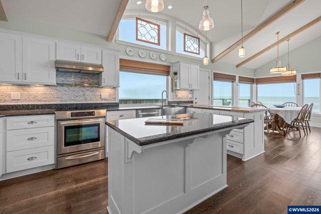 1068 NW 6th Ct, Lincoln City, OR 97367