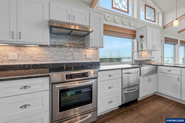 1068 NW 6th Ct, Lincoln City, OR 97367