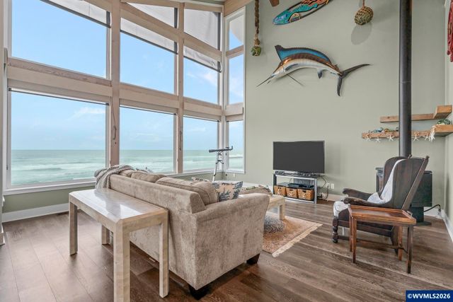 1068 NW 6th Ct, Lincoln City, OR 97367