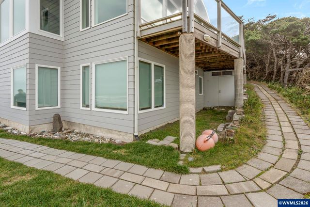 1068 NW 6th Ct, Lincoln City, OR 97367