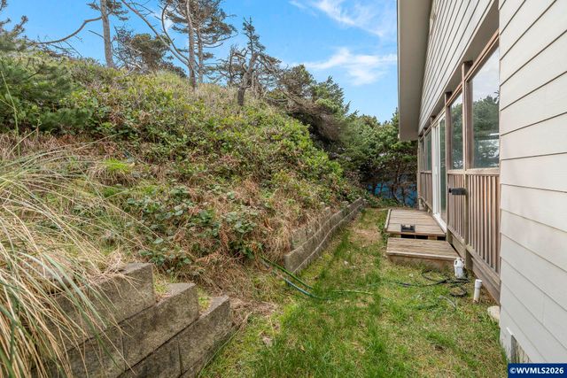 1068 NW 6th Ct, Lincoln City, OR 97367