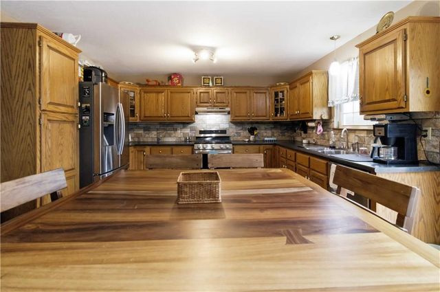 15588 Crestwood Drive, Basehor, KS 66007