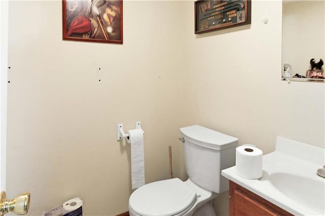 15588 Crestwood Drive, Basehor, KS 66007