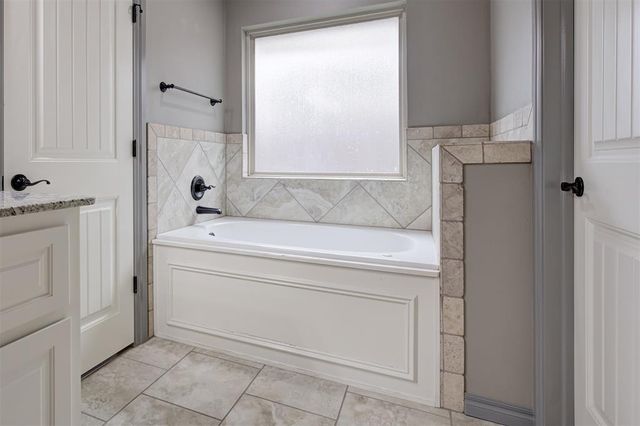 4924 Wister Lane, Edmond, OK 73025