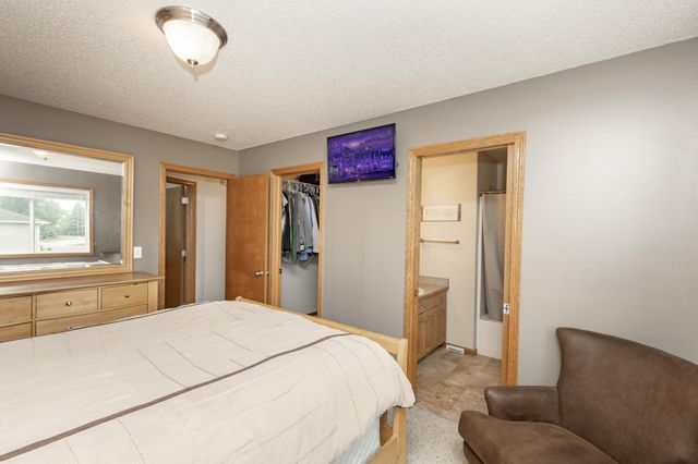 807 16th Avenue W, West Fargo, ND 58078