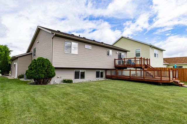 807 16th Avenue W, West Fargo, ND 58078