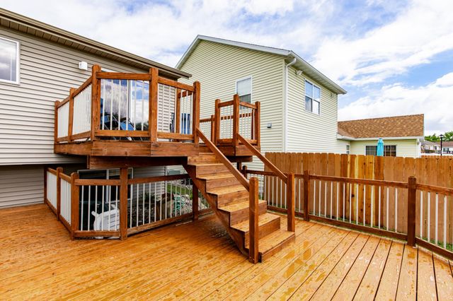 807 16th Avenue W, West Fargo, ND 58078