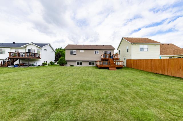807 16th Avenue W, West Fargo, ND 58078